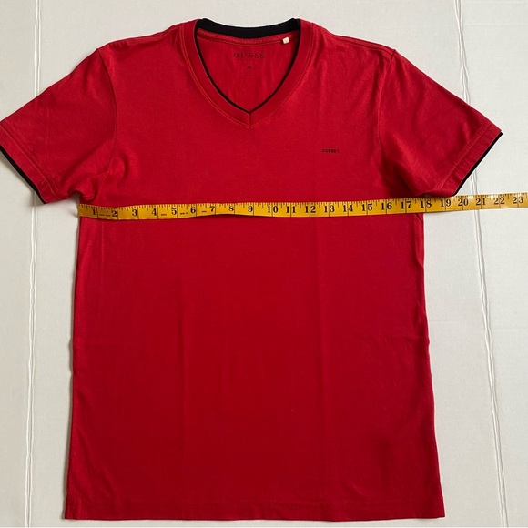 Guess v-neck t-shirt size M - Picture 3 of 7